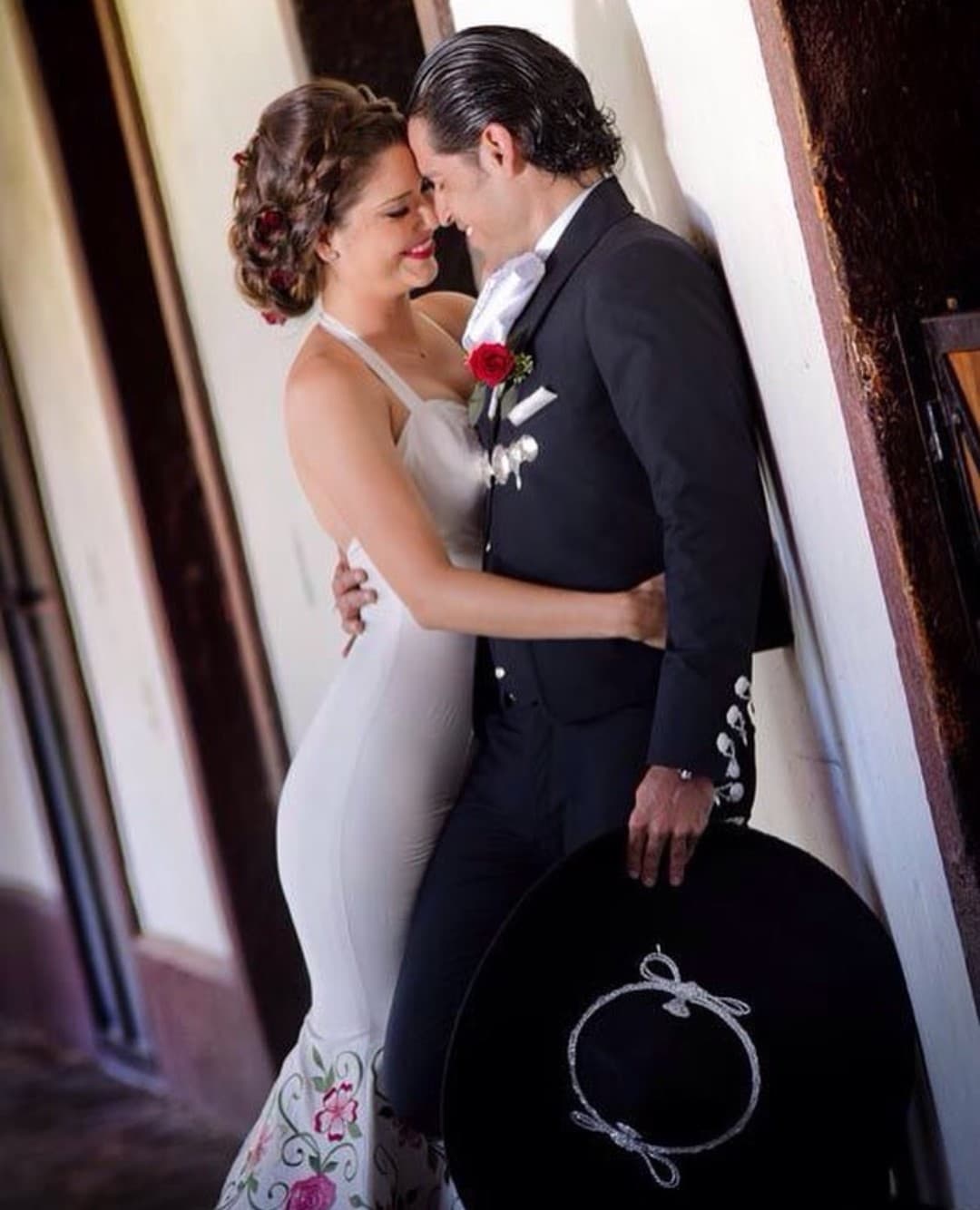 Cabe mencionar que Karlita tomó el papel de cupido y logró que esos dos jóvenes corazones se unieran. Los ahora esposos, se hicieron novios en el año 2013 y se comprometieron en un viaje a Italia.