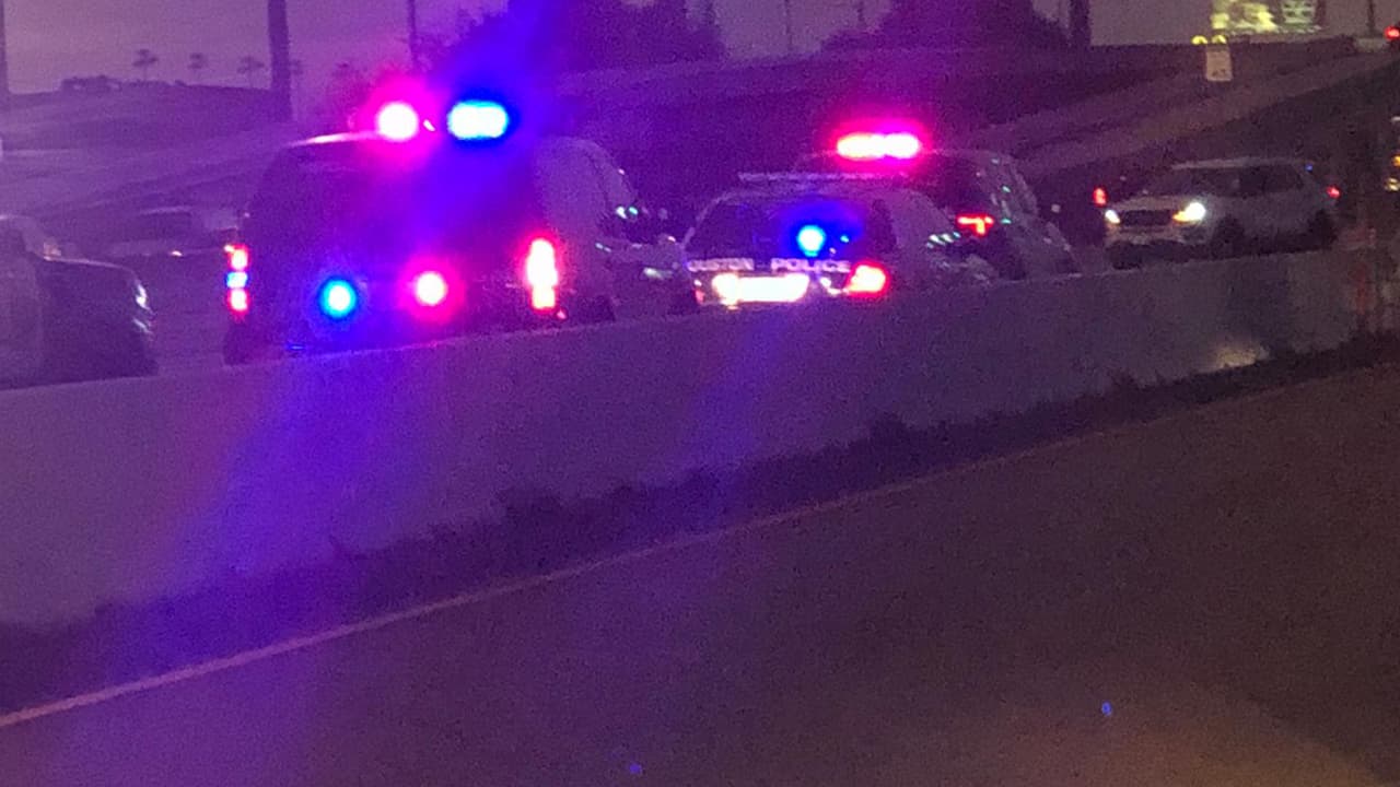 Todas los carriles de la carretera en dirección hacia el sur fueron cerrados. Los investigadores del Departamento de Policía de Houston (HPD), sugieren a los conductores usar vías alternas.