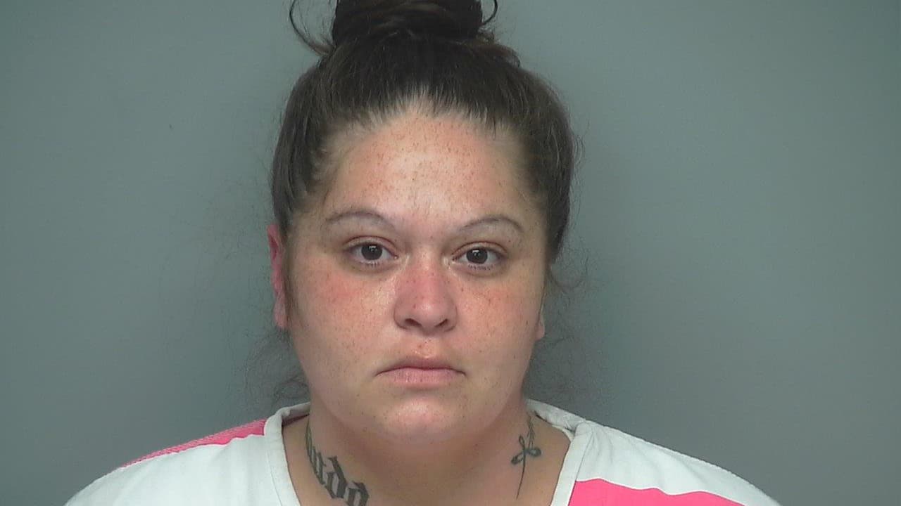 Nikki Lynn Hendrix, es sospechosa de conducir bajo los efectos del alcohol.