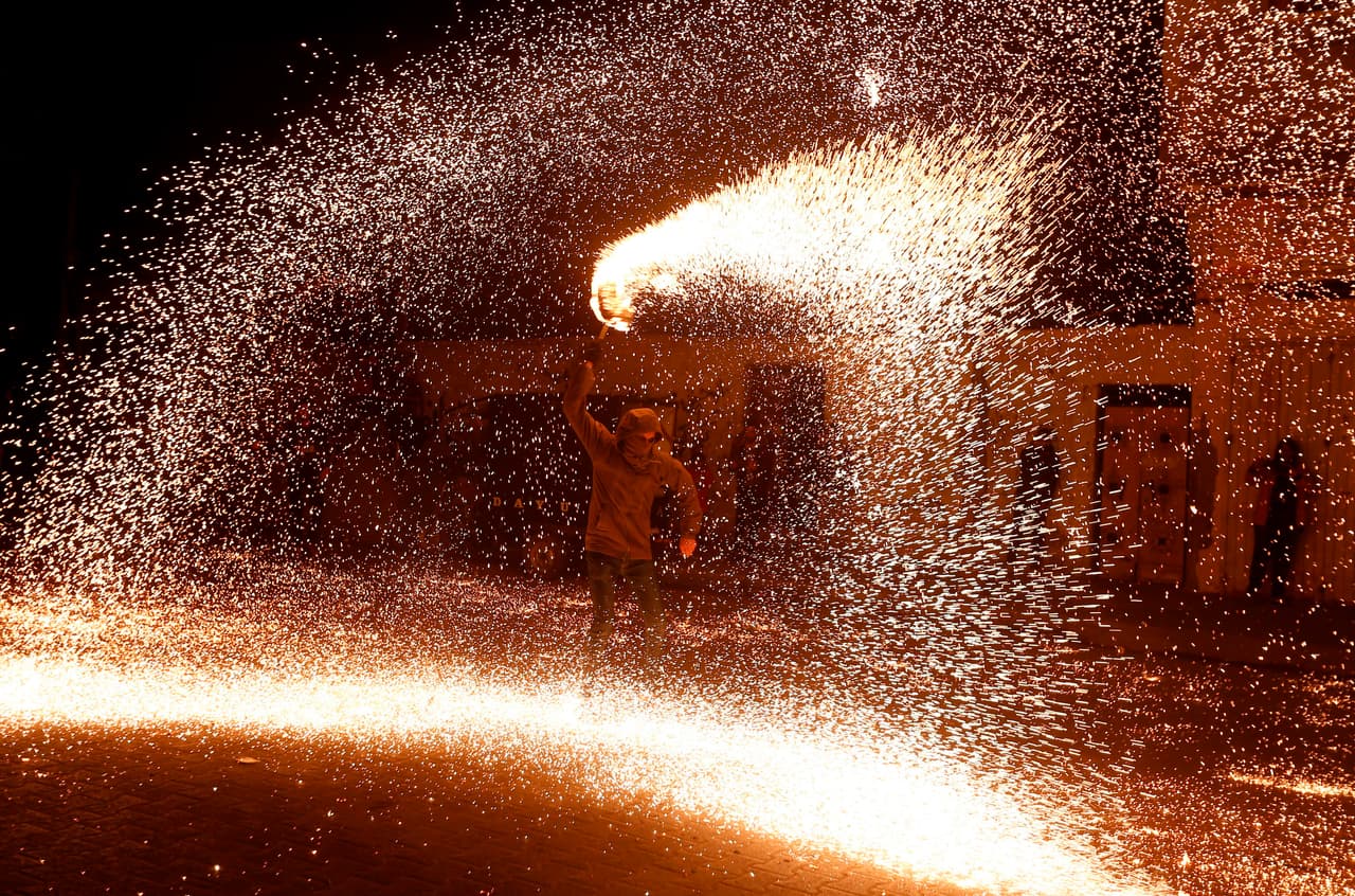 El alcalde Richard Irvin recordó a sus residentes que pueden enfrentar hasta un año de prisión y una sanción de 2,500 dólares por estallar estos artefactos ilegales.