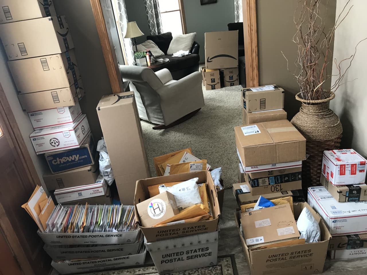 No es broma, a la casa de los Mertens ya no le cabía una caja más, así que tuvieron que abrir un PO Box y pedir que no enviaran más cosas a su dirección.