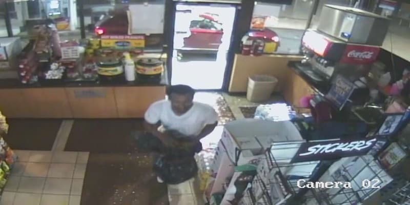 Imágenes de cámara de vigilancia durante robo en gasolinera de Esplendora