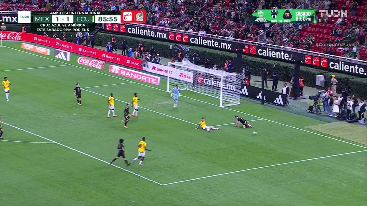 ¡TIRO ATAJADO! disparo por Marcel Ruíz.