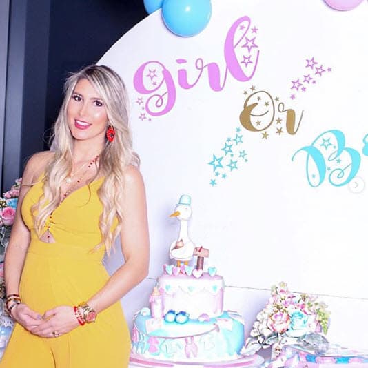 El cantante venezolano no pudo contener el llanto cuando su esposa Natasha Araos le anunció la próxima llegada de su bebé.