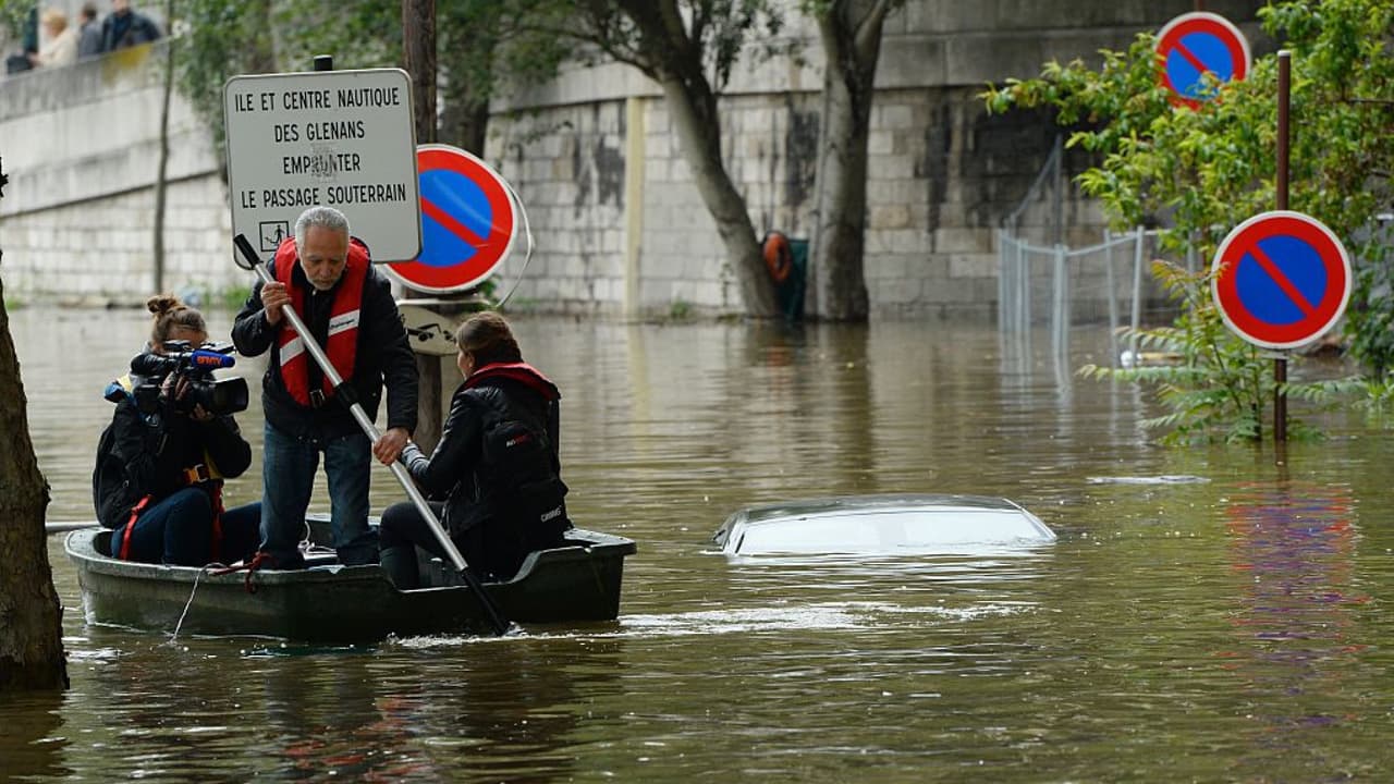 Cierran museos de Louvre y Orsay por la mayor crecida del río Sena en 30 años