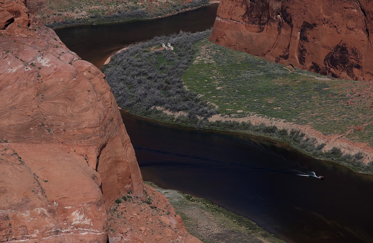 Para llegar allí, hay que tomar la ruta 89 dirección sur (desde Page) y en el camino vera una señal que indica su llegada a “Horseshoe Bend Overlook”.