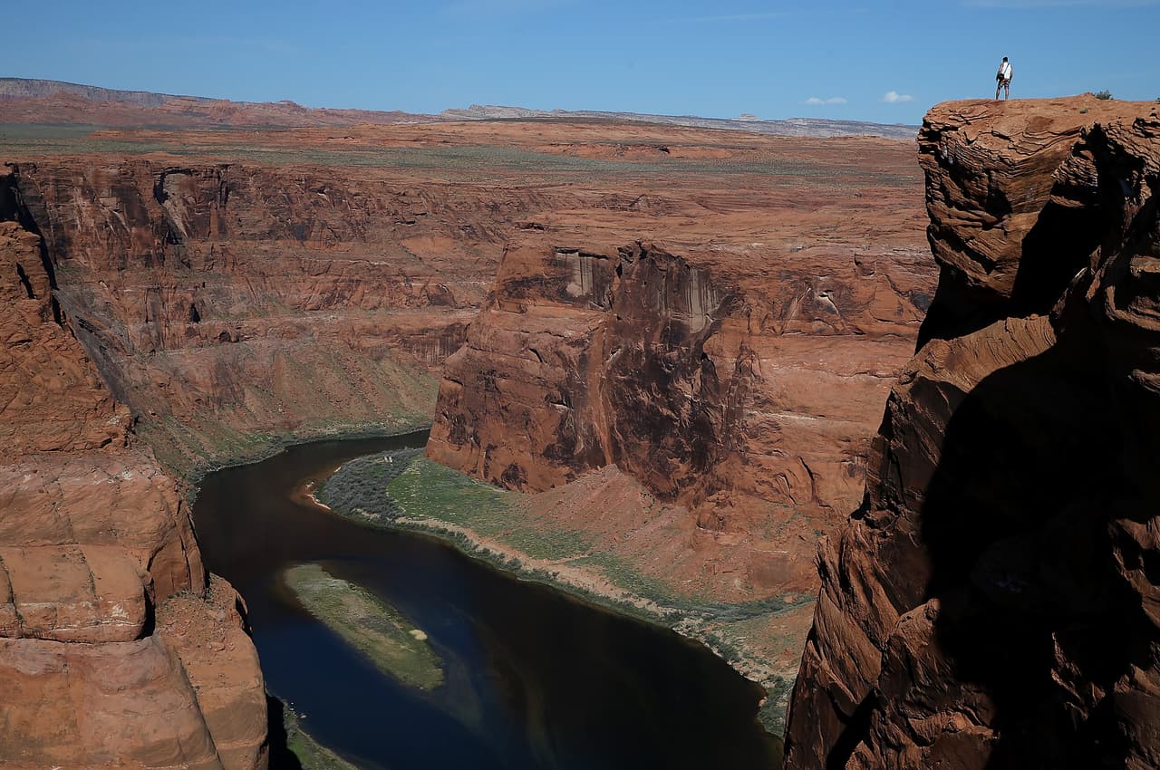 Se trata de un lugar conocido como “Horseshoe bend”, donde el río Colorado irrumpe imponente entre cañones creando una “herradura natural.”
