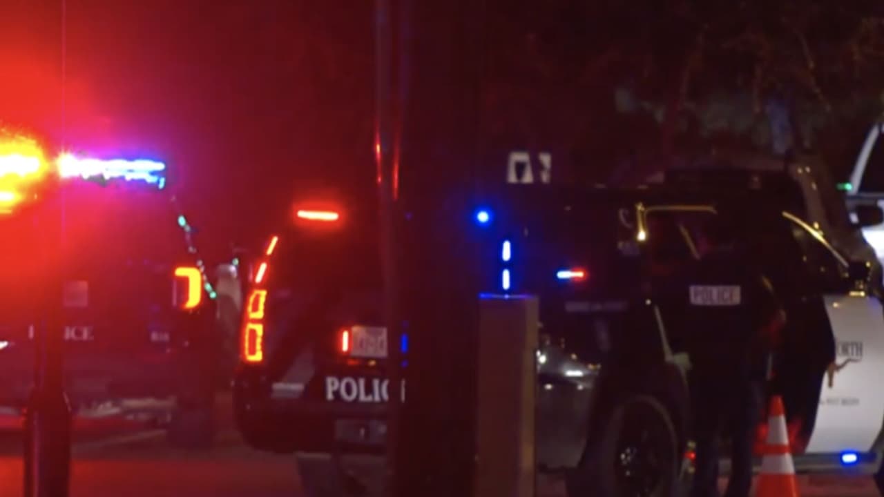 Muere mujer después de que un auto sospechoso que huía de la policía se impactara contra ella