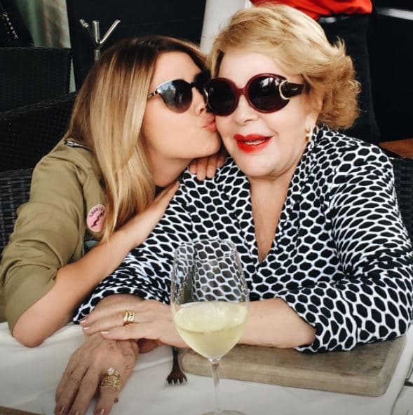 La primogénita del cantante Luis Miguel, Michelle ya vivie con su novio, el empresario Danilo Díaz, en España y su relación cuenta con la aprobación de la matriarca de la disnastía, la legendaria actriz Silvia Pinal, pues fue ella quien dio a conocer la noticia en el programa de televisión 'Hoy'.