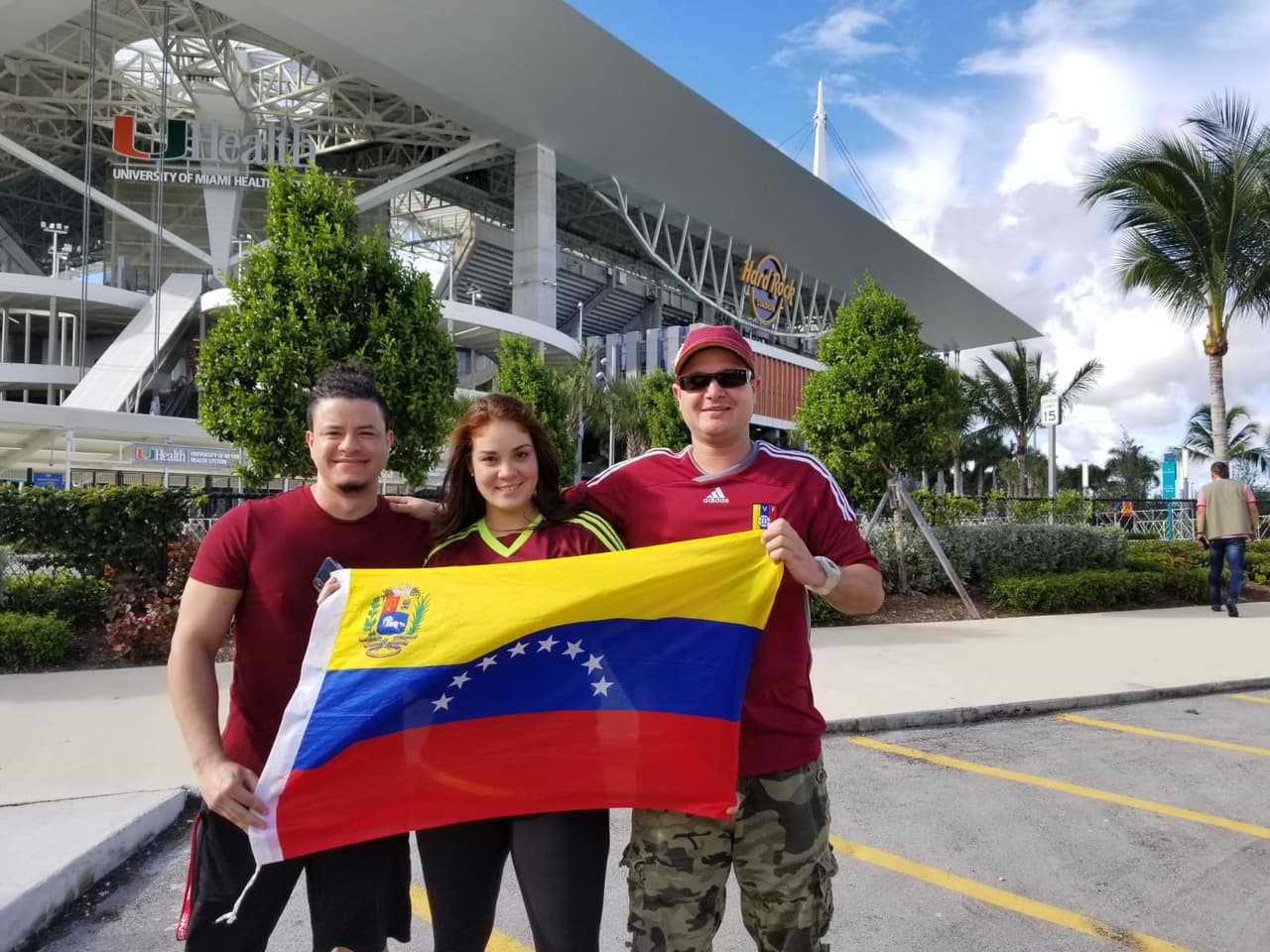 Los venezolanos, orgullosos de su bandera y colores, esperan con el técnico Rafael Dudamel llegar a su primera Copa del Mundo.