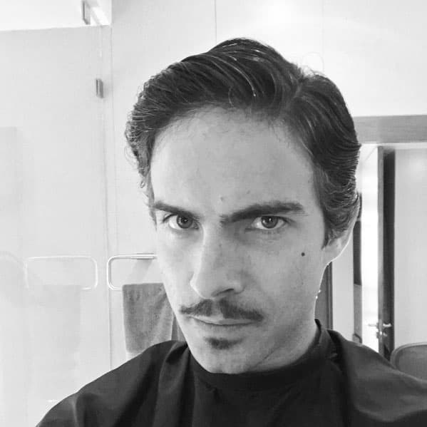 El actor ya tiene 37 años y su carrera la ha construído principalmente en cine y teatro.