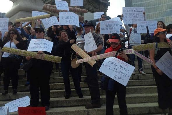 Cada una de las víctimas fue recordada por los manifestantes.