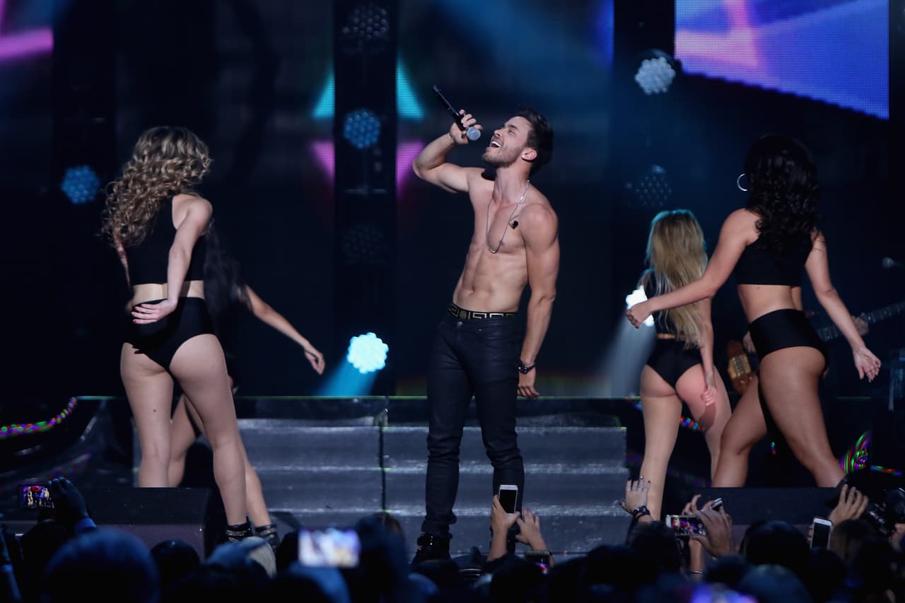 Y con un poquito de fe hasta lo vemos quitarse la camisa. OMG!