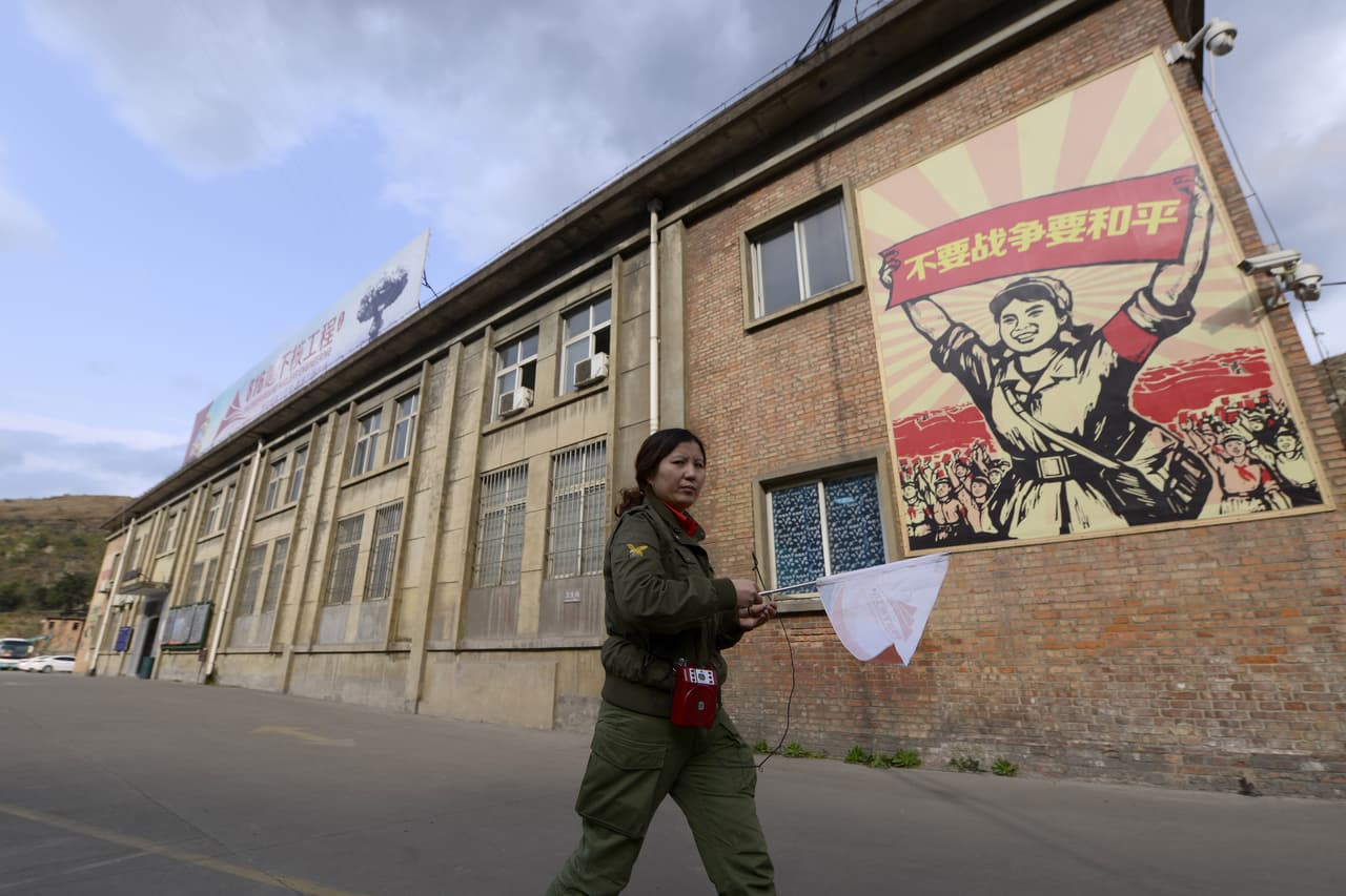 Una guía turística se prepara para recibir visitantes al antiguo complejo nuclear.