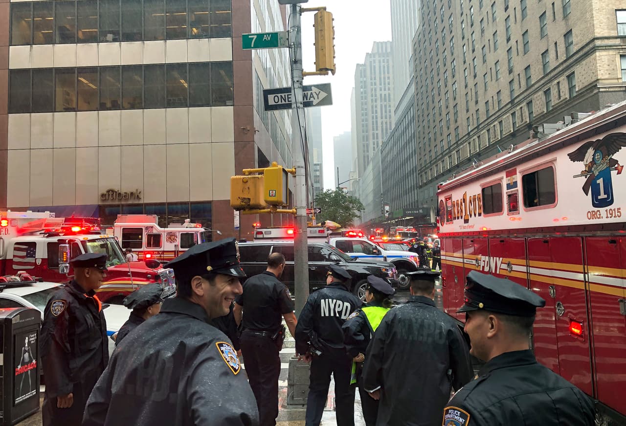 Decenas de vehículos de emergencia rodearon el área de la 7ma avenida entre las calles 51 y 52, a pocas cuadras al norte de Times Square.