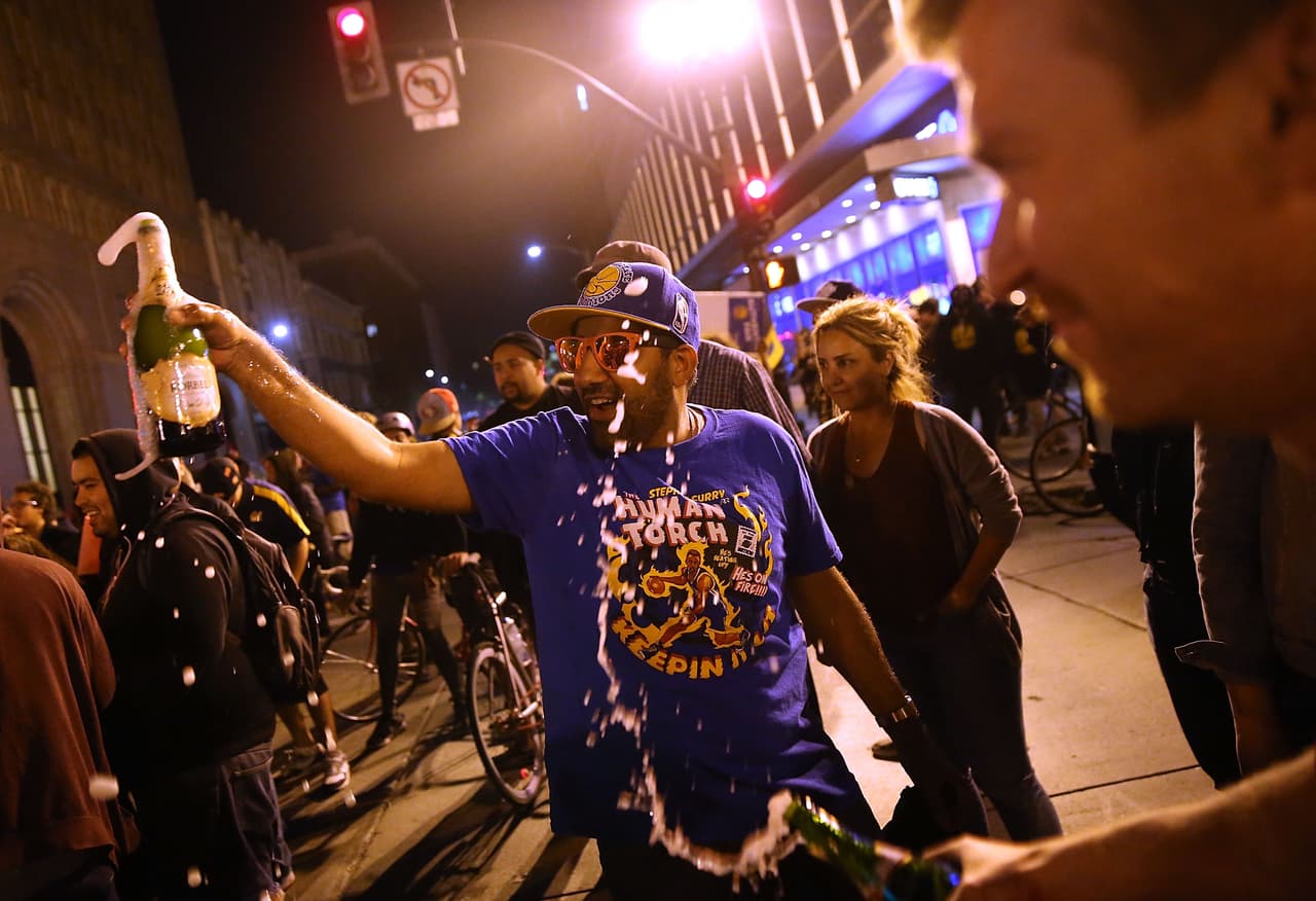 Fans de los Golden State Warriors celebraron en las calles de Oakland