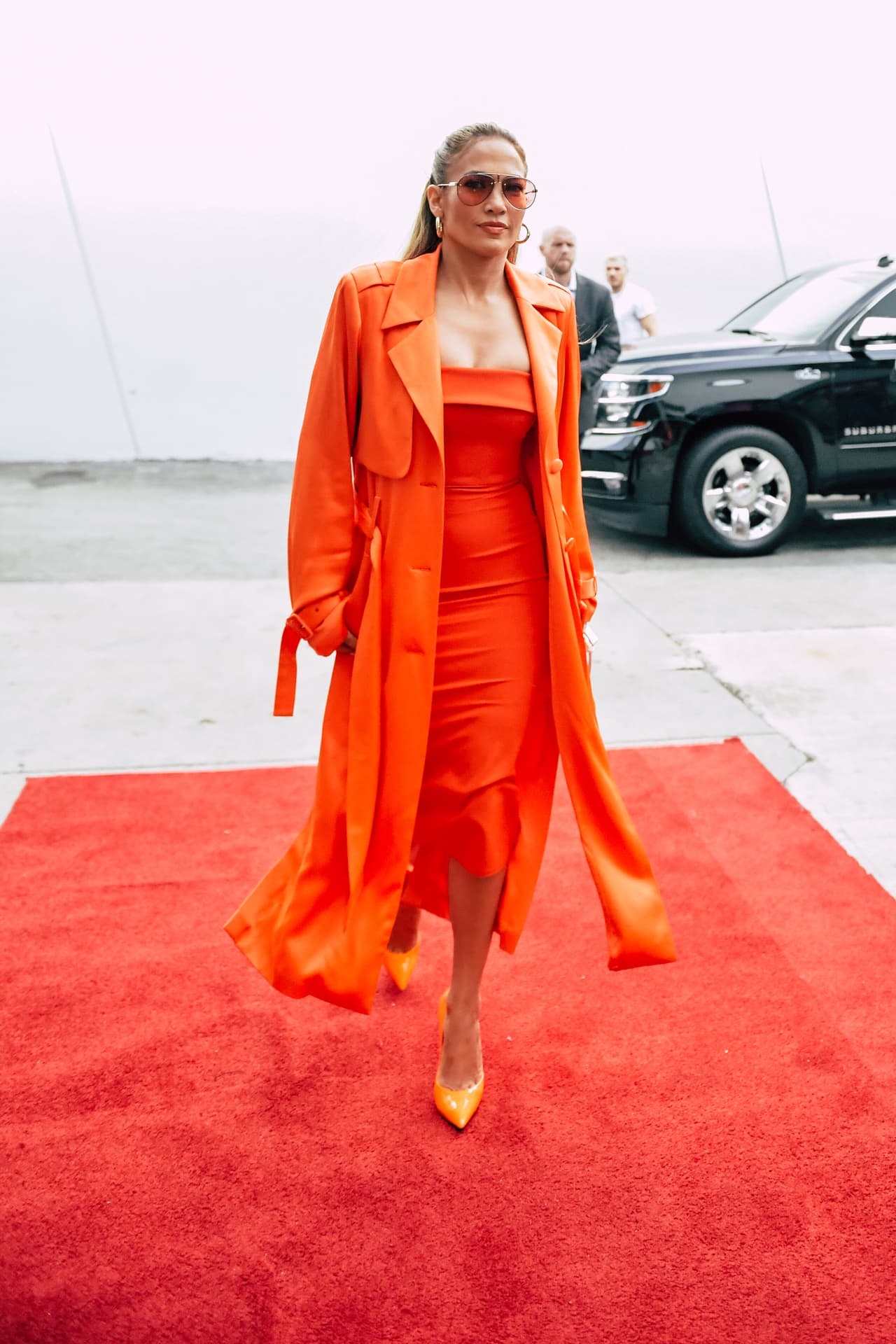 Para esta ocasión eligió un
<a href="https://www.modaoperandi.com/alex-perry-r19/audra-strapless-cuff-lady-dress?mid=37385&utm_medium=Linkshare&utm_source=Time+Inc+Brands&utm_content=93xLBvPhAeE&siteID=93xLBvPhAeE-oF4tOHOwgszCPp6S9b6qhg">vestido Alex Perry</a> de corte columna y escote barco hasta media pierna.