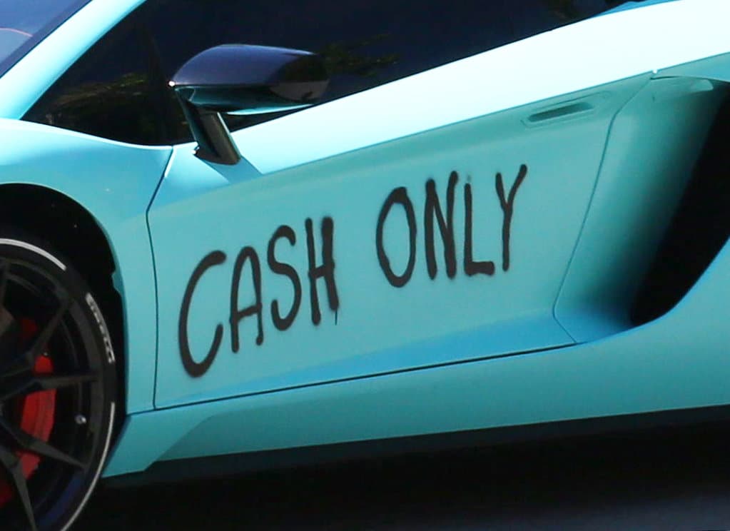 Sin embargo, el hecho no fue resultado del vandalismo de la ciudad de Los Ángeles, sino todo lo contrario. De esta manera Justin Bieber 
<b>promueve la obra de su amigo Joe Termini</b>, un artista contemporáneo que utiliza la frase 'Cash Only' para identificar su obra.