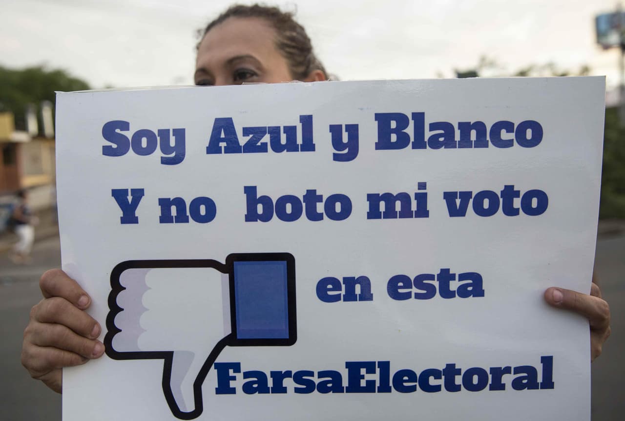 Algunos ciudadanos se han manifestado por lo que consideran una "farsa" electoral.