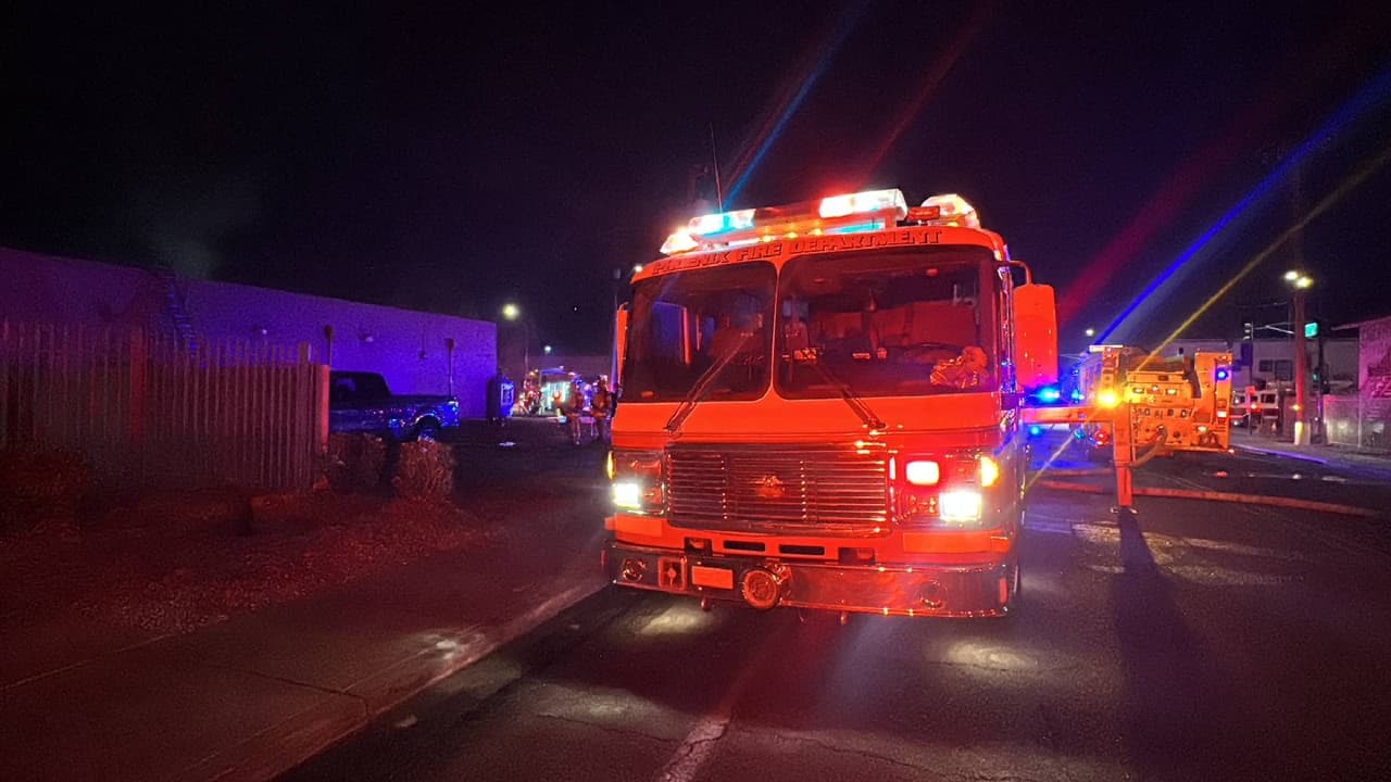 Los bomberos extinguieron la madrugada de este viernes un incendio en una carnicería ubicada en 29th St y Greenway Rd.