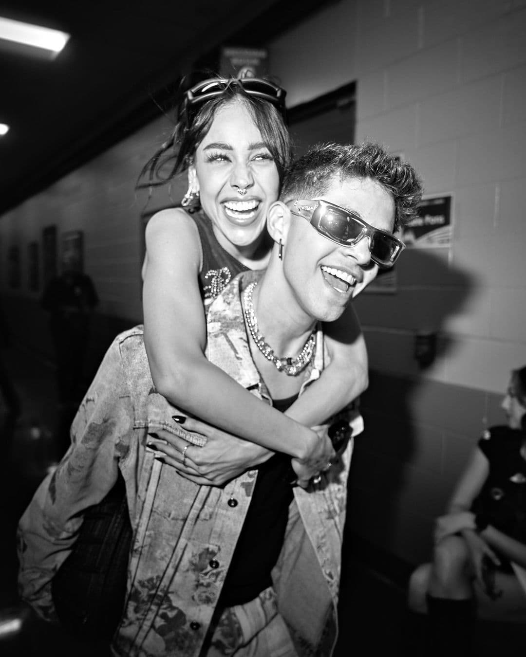 De acuerdo con algunas pistas, se cree que la cantante mexicana y Alex Hoyer llevan saliendo más de un año.