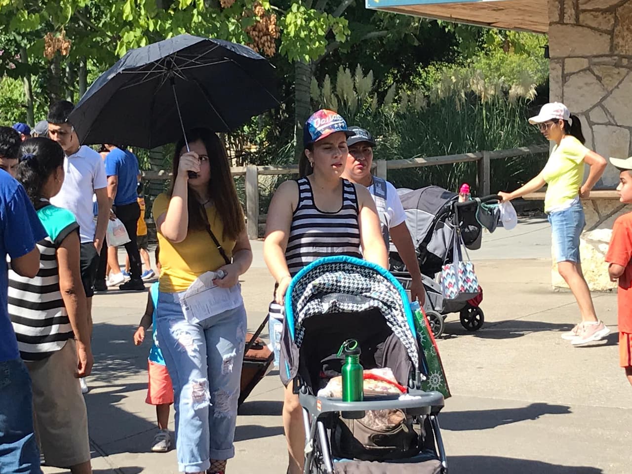 El calor fue inclemente con los asistentes quienes buscaban protegerse con sombrillas.