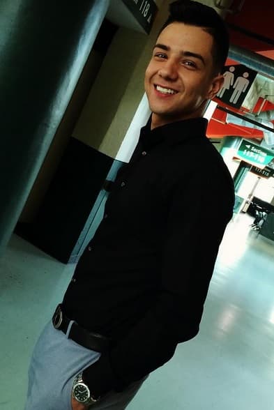 ¿Así o más guapo? Luis Coronel andaba desde tempranito recorriendo las instalaciones de United Bank Center.