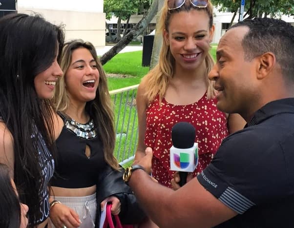 A Tony Dandrades no se le fue ni una exclusiva. Lo vimos bien ocupado con las chicas de Fifth Harmony.