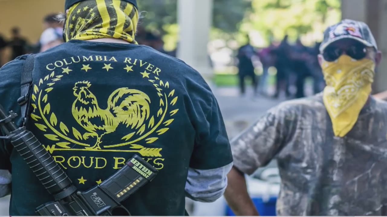 ¿Quienes son los Proud Boys, el grupo de extrema derecha que mencionó Trump en el debate?