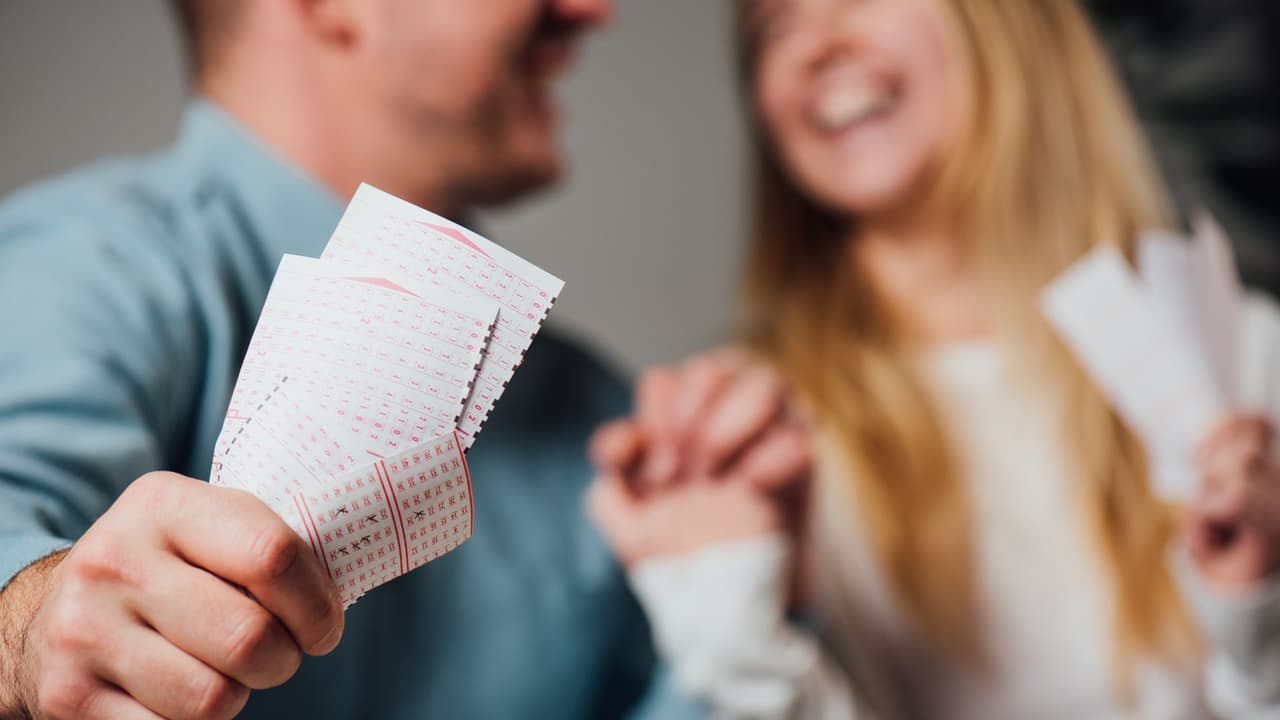 <h3 class="cms-H3-H3">El boleto: papel frágil, fortuna enorme</h3>
<br>
<b>Un pedazo de papel puede valer miles de millones… o nada. </b>El boleto es un documento al portador: 
<b>quien lo tenga en la mano puede cobrar.</b> 
<br>Por eso lo primero es firmarlo por detrás en cuanto lo compras y guardarlo en un sitio seguro.
<br>Además, cada estado marca un plazo para reclamar: 
<b>desde 90 días hasta un año.</b> 
<br>Imagina la ironía: 
<b>acertar los seis números y perderlo todo por no haber guardado bien el boleto.</b> Aquí no hay segundas oportunidades.