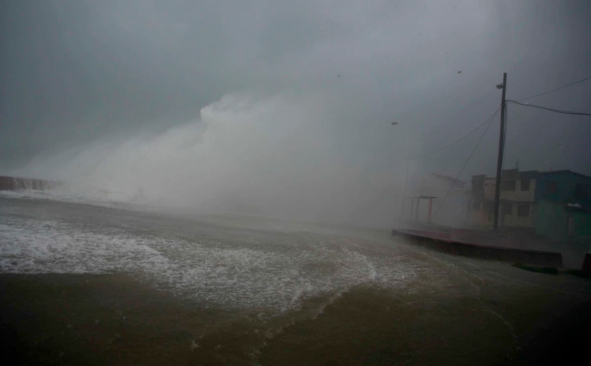 Matthew azotando Baracoa, en Cuba, el martes 4 de octubre.