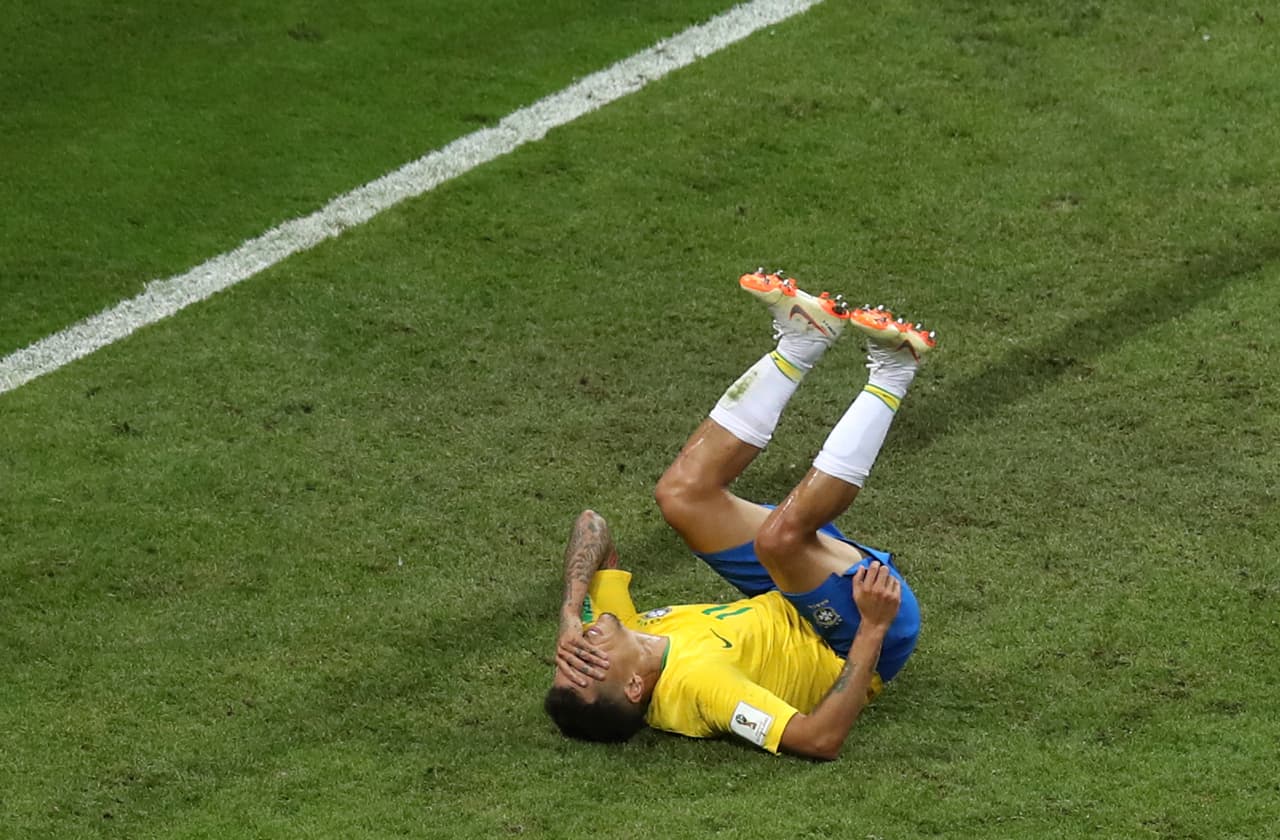 Aunque a nivel de clubes ha tenido una carrera brillante, en la selección nacional el saldo es agridulce. Debuto en octubre de 2010 pero no consiguió competir en el mundial de 2014.