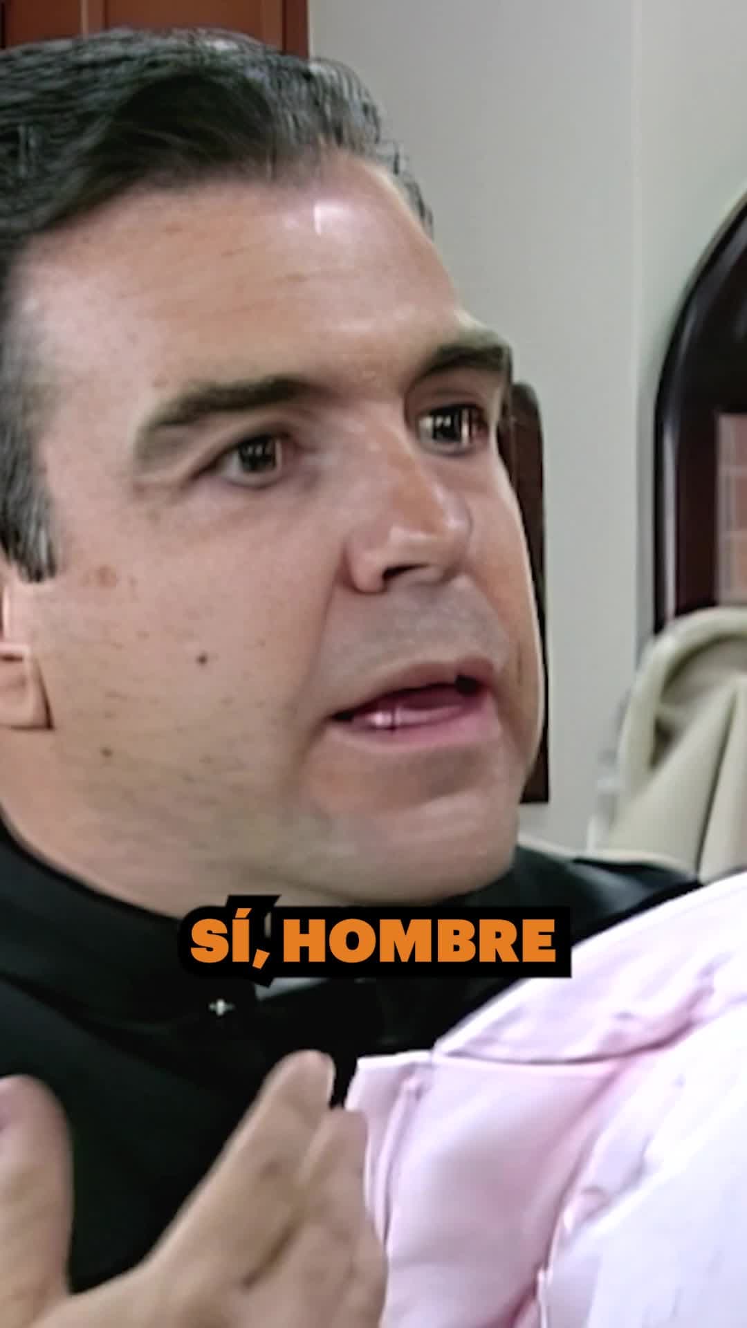 El padre René cuida de Natalia