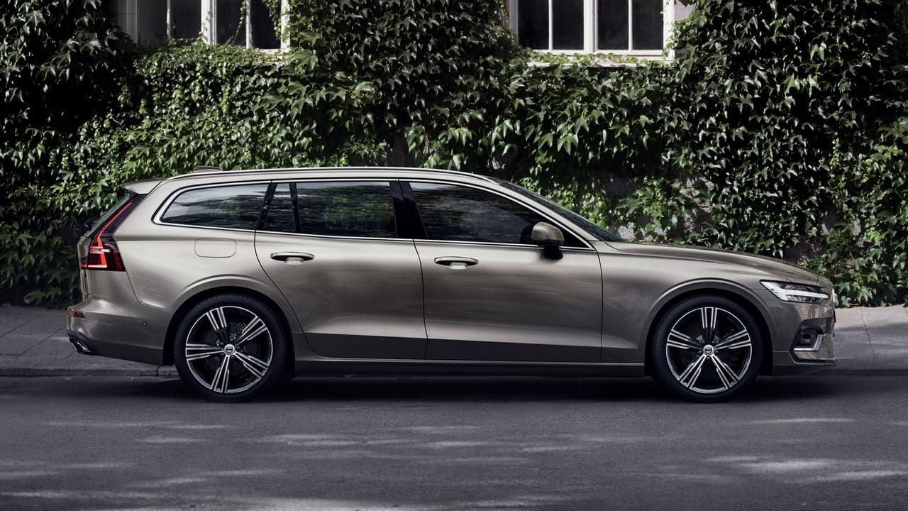La nueva Volvo V60 2019, está basada es la plataforma escalable de producto SPA, la misma arquitectura que sustenta a los modelos de la familia 90 de autos grandes de la marca compuesta por los Volvo 
<b><a href="https://www.univision.com/noticias/volvo/el-nuevo-s90-2017-marca-el-renacimiento-de-volvo" target="_blank">S90</a></b>, 
<b>V90</b>, y 
<b><a href="http://www1.univision.com/noticias/volvo/esta-es-la-nueva-volvo-xc90-2016" target="_blank">XC90</a></b> así como a la familia 60 de la cual el nuevo modelo forma parte. No creemos equivocarnos al predecir que la nueva V60 
<b>contará con las misma características excepcionales de manejo</b> de sus compañeras de plataforma, pero eso es algo que no podremos verificar hasta tener la oportunidad de manejar una en las vías públicas.