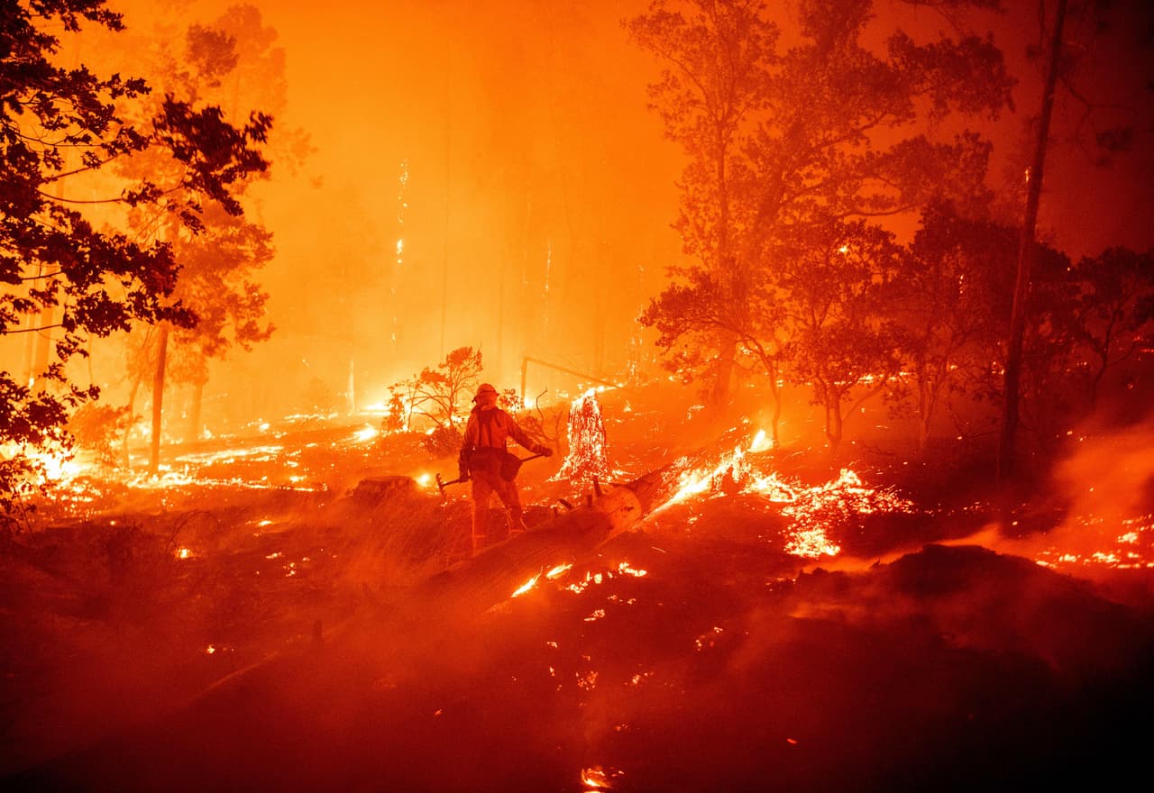 El 'Creek Fire' ha obligado evacuaciones de cientos de residentes en las últimas 24 horas en Cascadel Woods un área no incorporada del condado de Madera en Fresno en la región central de California.
<br>