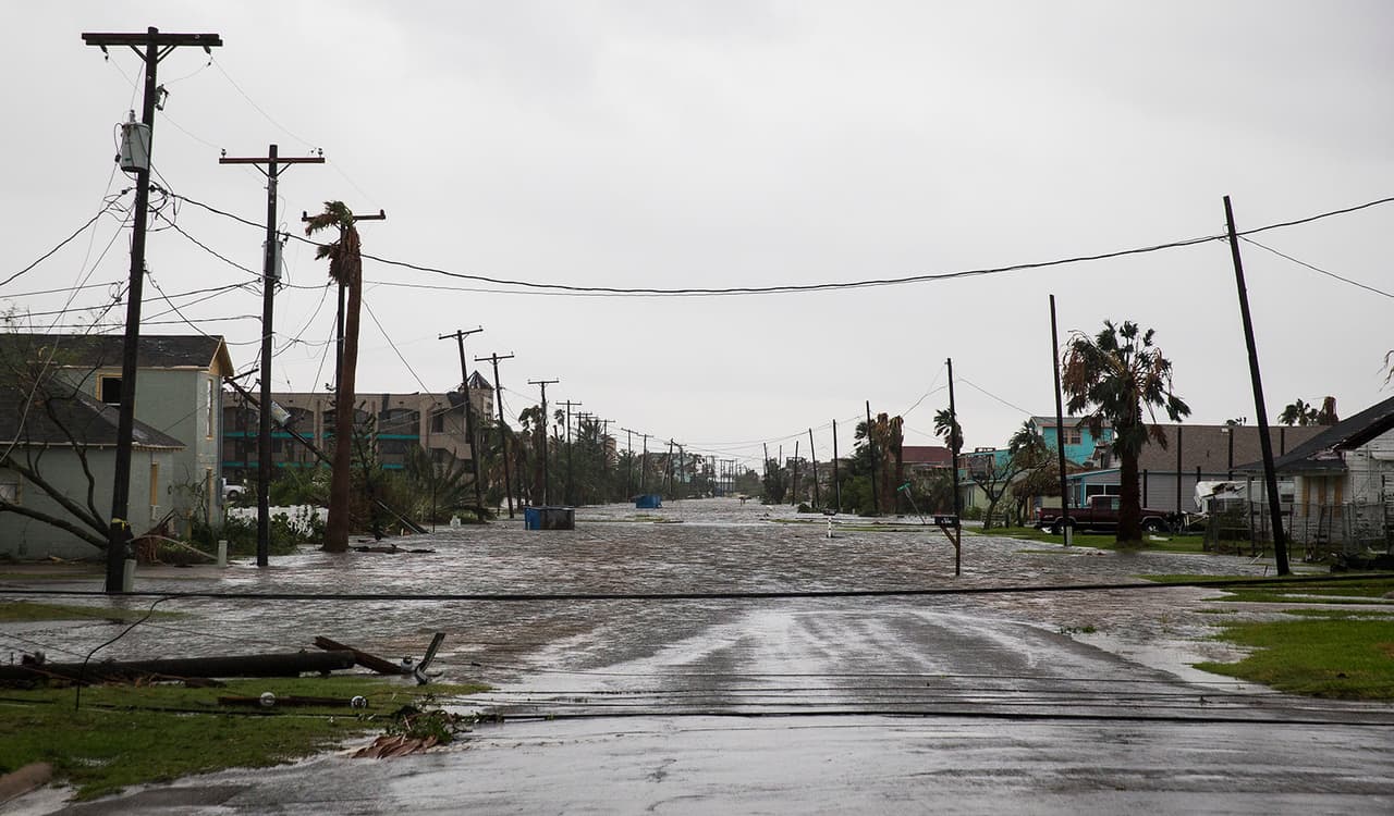 Una calle de Rockport Texas, completamente inundada. Por esta área Harvey toco tierra cerca de la media noche.