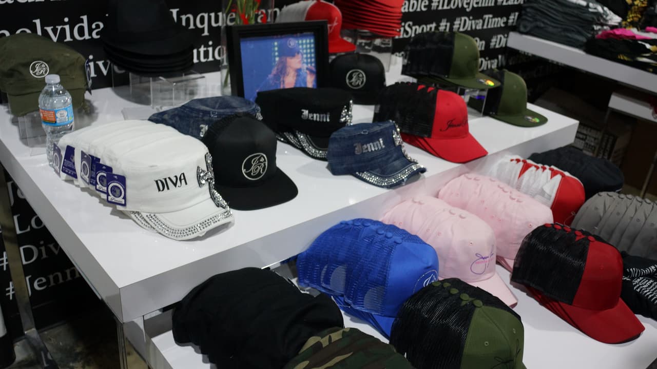 Algo que Jenni hizo muy popular fueron las gorras que usaba, por lo que no pueden faltar en sus 'fashion-boutiques'.