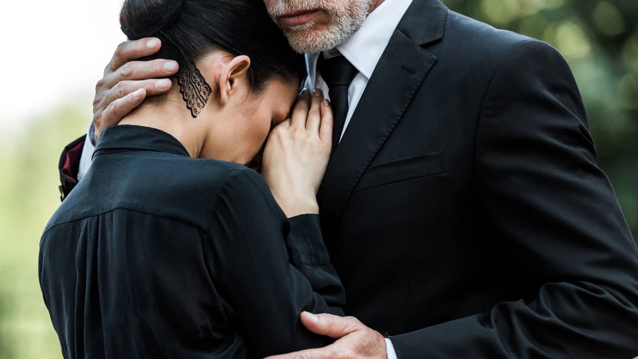Una vez pasado el proceso, 
<b>los familiares reciben de su ser querido cenizas para enterar, esparcir o guardar en algún contenedor,</b> pero que contienen otros materiales orgánicos como tierra y alfalfa, a los que se agregan calor y oxígeno, que aceleran la descomposición microbiana.