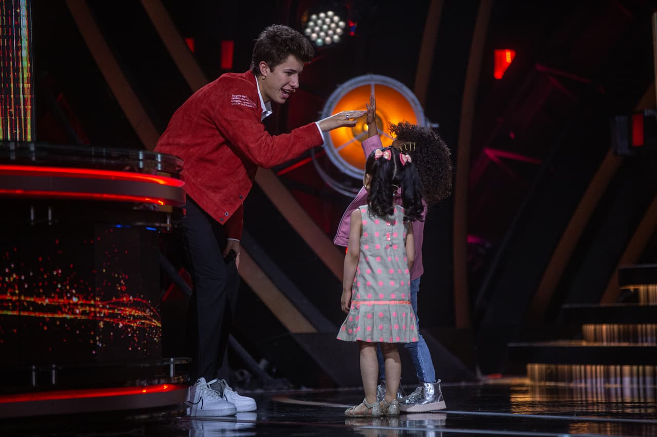 Después del nostálgico momento, Sofía llegó acompañada de su amiga María José de la Cruz, originaria de Puebla. Ambas ensayaron un saludo parecido al de los paracaidistas y lo compartieron con Juanpa Zurita, quien es un apasionado de la disciplina extrema.