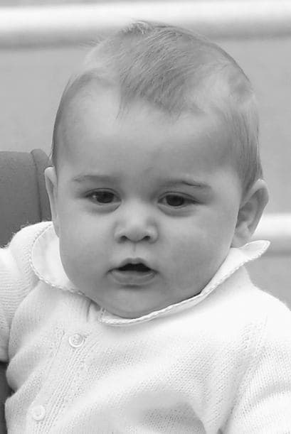 Una bella imagen del bebé real en blanco y negro.