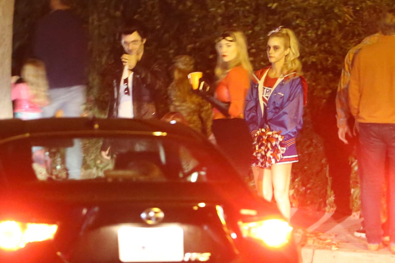 Pero el rockero también llevó a su novia, Elle Evans.