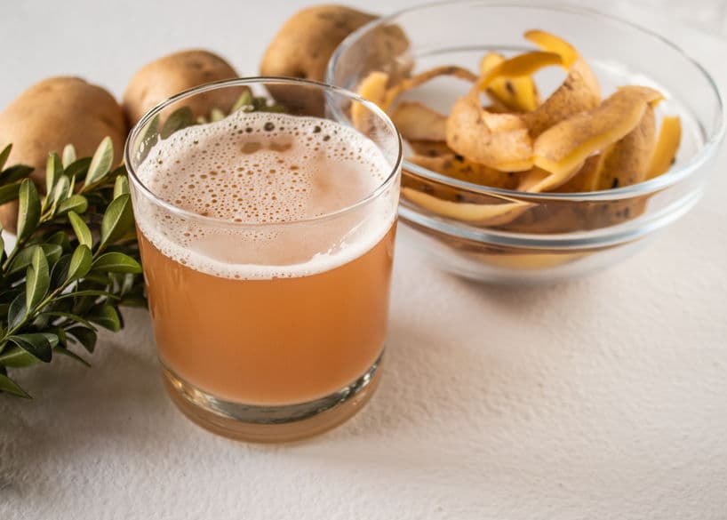 Para prepararlo sólo necesitarás de 2 a 3 papas crudas y agua. Hierve las papas peladas y ralladas, y procede a colar la infusión para beberla cada 30 minutos antes de las comidas principales, y 2 veces al día como máximo.