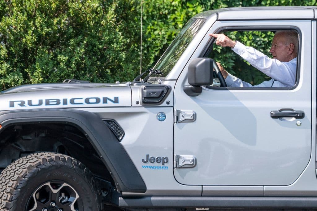 Biden firma una orden para acelerar la fabricación de autos eléctricos, ¿de qué se trata?