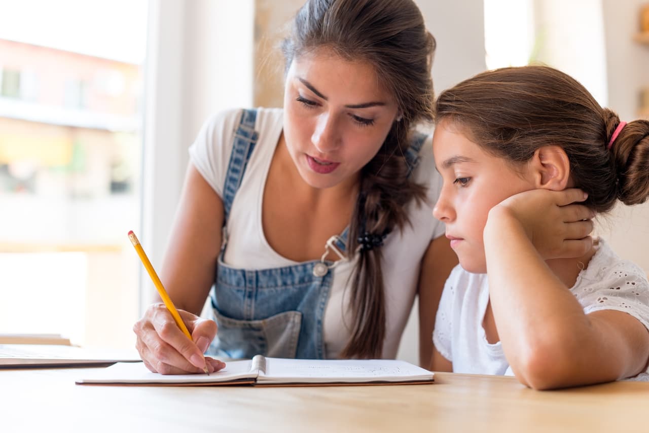 Ahora que la escuela se mudó a la casa debido a la pandemia del coronavirus, muchos padres están tratando de cumplir con sus deberes al tiempo que les ha tocado tomar el lugar de los maestros de sus hijos. Si no has podido acoplarte a esta nueva realidad, estos consejos de la organización Learning Heroes te harán más fácil el reto, y te servirán para ayudar a que tu hijo alcance los objetivos académicos propios de su edad: