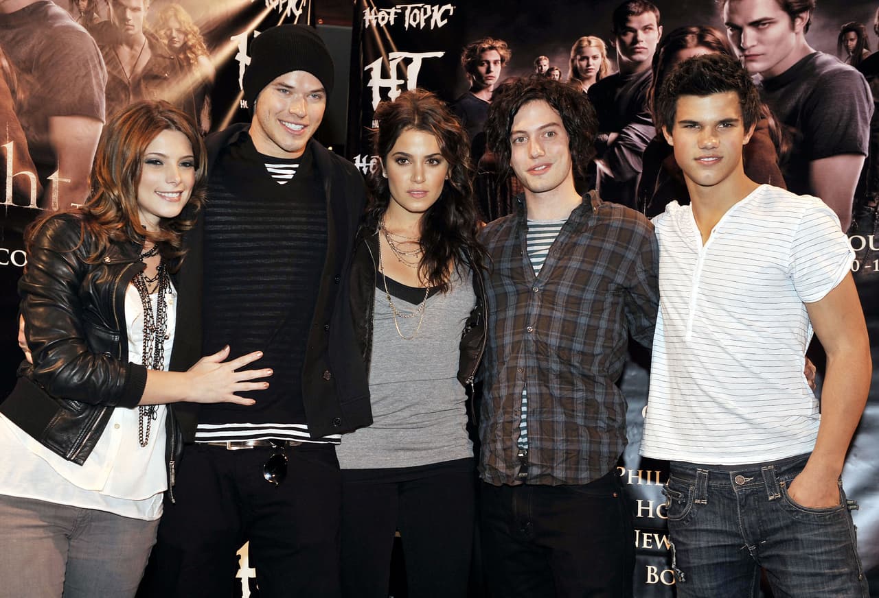 El resto del clan Cullen fue interpretado por Ashley Green (Alice), Jackson Rathbone (Jasper), Kellan Lutz (Emmett), Nikki Reed (Rosalie), Peter Facinelli (Carlisle) y Elizabeth Reaser (Esme).