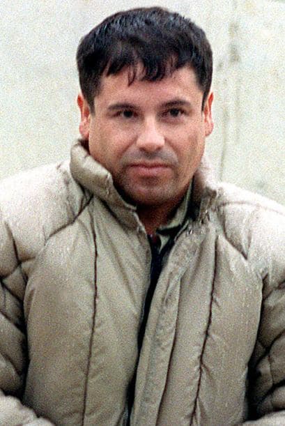 Además de ofrecerle su ayuda, el narcotraficante le hace saber a Larry que admira mucho su trabajo como músico y que le tiene un gran respeto.