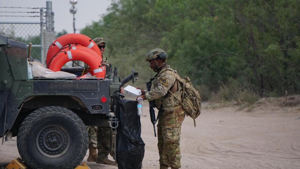 Mientras se espera el fallo del juez federal de distrito 
<b>Robert Summerhays</b> sobre el caso del 
<b>Título 42</b>, decenas de inmigrantes siguen cruzando la frontera entre México y Texas.