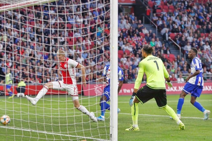 El Ajax mostró su mejor versión para derrotar 4-1 al Heerenveen. Tagliafico en dos ocasiones, Schuurs y Tadic anotaron para los 'ajacied'. Edson Álvarez jugó 80 minutos.