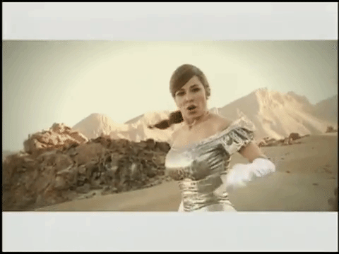 <b>Cinco minutos</b>
<br>
<i>"La última vez,</i>
<br>
<i>Estabas tan feliz, hoy no te ves muy bien.</i>
<br>
<i>La vida da mil vueltas yo te lo avisé,</i>
<br>
<i>Ahora estás abajo y yo estoy arriba".</i>