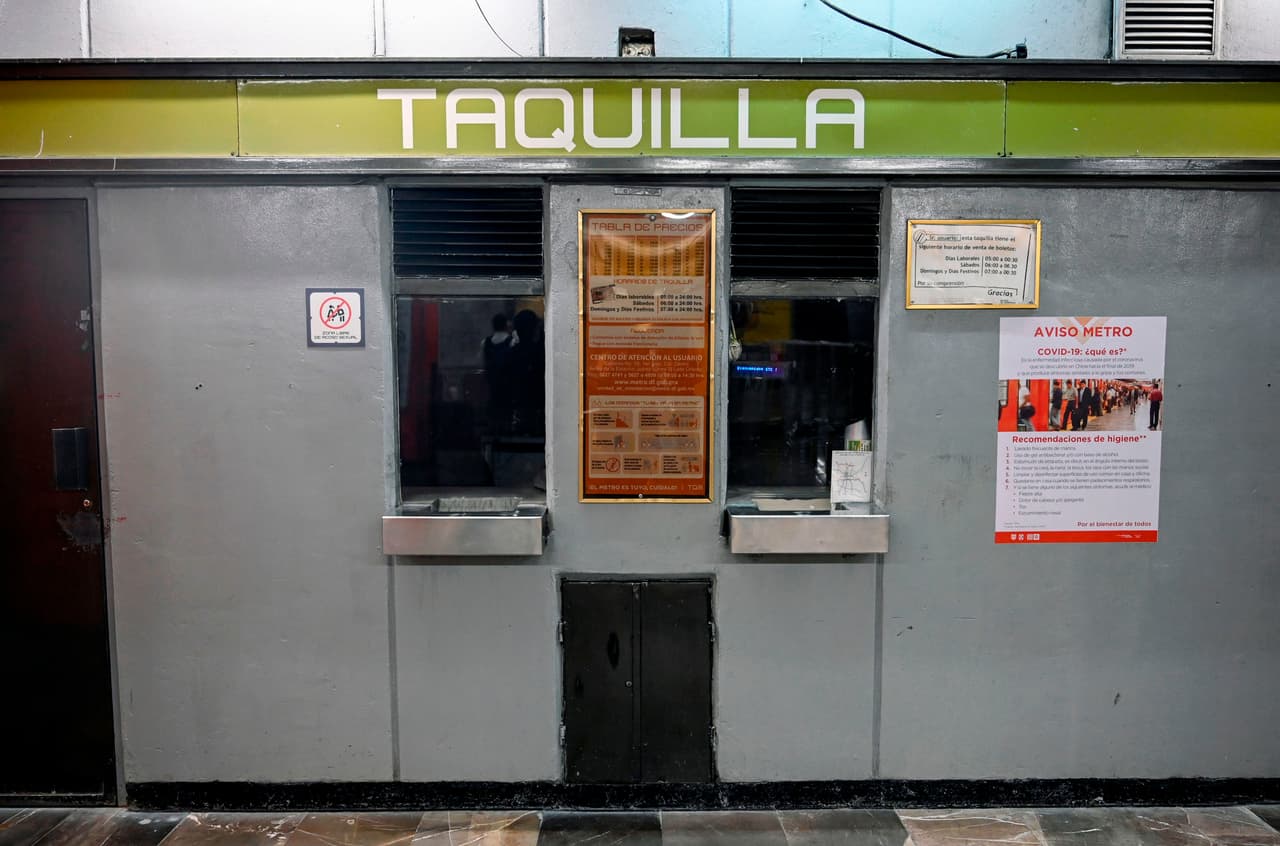 Al menos algunas de las taquillas de venta de boletos para el metro estaban cerradas, y la conferencia matutina del presidente Andrés Manuel López Obrador se desarrolló con espacios vacíos debido a que las periodistas también se sumaron al paro.